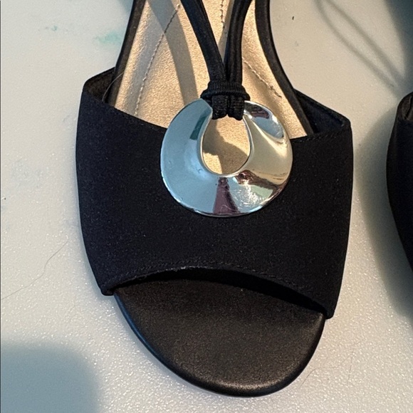 East 5th open toe sling back shoe sandals 1.5” wedge heel fabric black silver - Picture 3 of 11